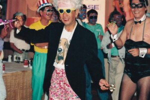 仮装をする大西英徳初代JGFA会長