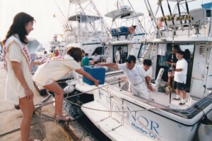 募金をする服部善郎(はっとり・よしろう)氏